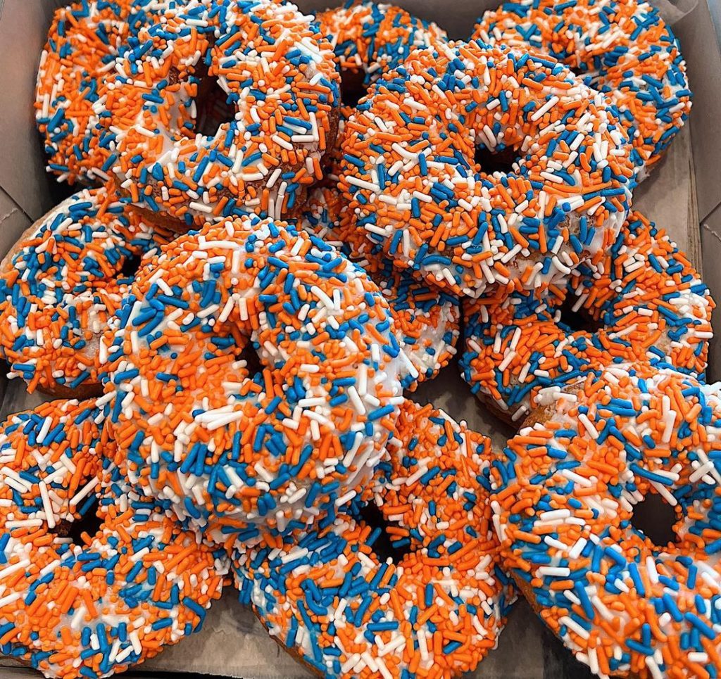 Score Free Doughnuts Wearing Astros Gear At Voodoo Doughnuts This Baseball  Season - Secret Houston